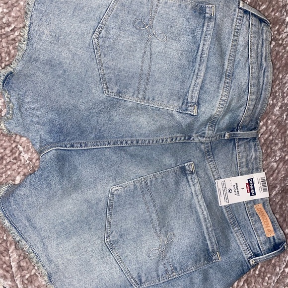 BRAND NEW Denizen Levi High-rise jean shorts ❤️ - Picture 2 of 2